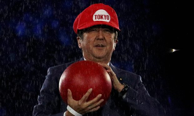 Ông Shinzo Abe hóa trang thành nhân vật Super Mario trong lễ bế mạc Olympic Rio 2016. Ảnh: Guardian.