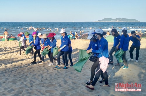 Sinh viên Đại học Vinh ra quân vệ sinh môi trường tại bãi biển Cửa Lò.