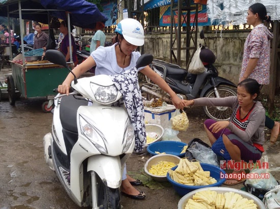 Chợ nhộn nhịp vào tầm sáng sơm và chiều tối,. Không chỉ là địa chỉ quen thuộc của người dân địa phương mà còn thu hút bất kỳ ai  dừng chân huyện miền núi rẻo cao này, bởi các đặc sản riền có của xứ núi