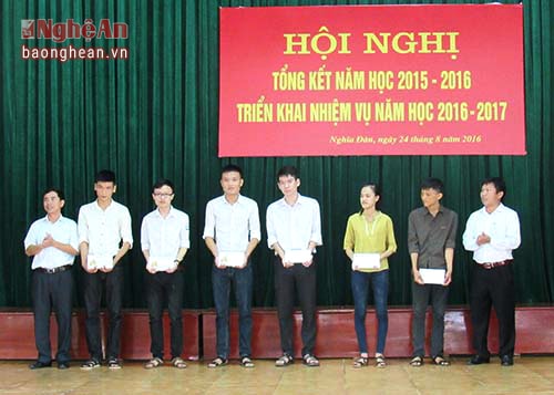 Trao quà cho học sinh đạt điểm cao trong kỳ thi  THPT