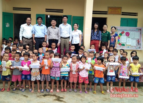 Tặng quà cho các em học sinh trường mầm non Long Sơn (Anh Sơn)