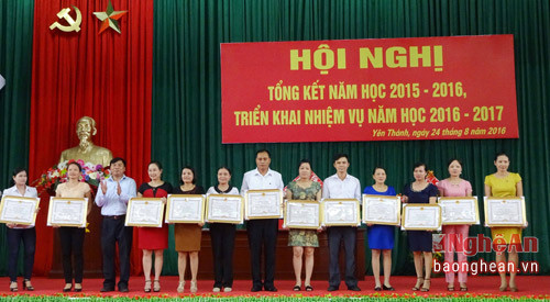UBND huyện Yên Thành trao thưởng cho các tập thể, cá nhân có thành tích xuất sắc trong năm học 2015 - 2016.