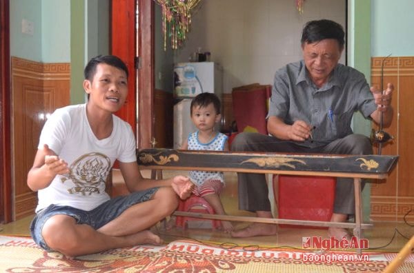 Anh Trần Văn Trung và bố trong một tiết mục biểu diễn tại gia