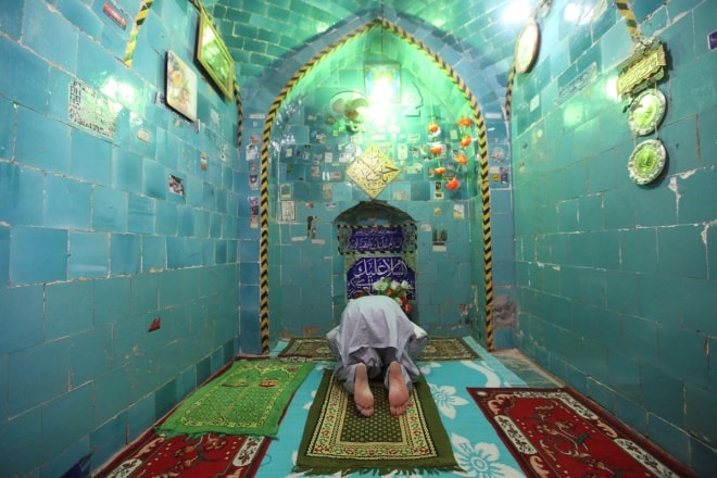 Trong nghĩa trang còn có nhà nguyện Imam Mahdi.