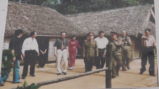 Đại tướng Võ Nguyên Giáp thăm Làng Sen quê Bác.