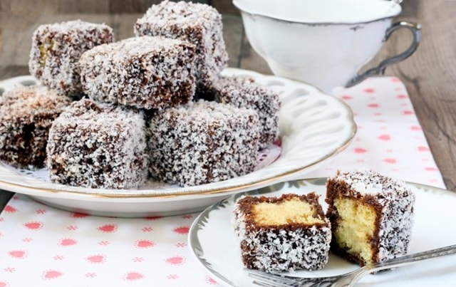 Lamingtons (Australia): Món bánh đặc sản này được đặt theo tên một nhà cầm quyền ở Queensland, gồm bánh xốp phủ chocolate và rắc vụn dừa.  