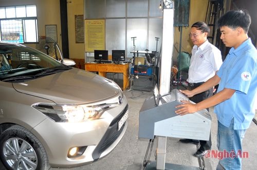 Cán bộ  kỹ thuật kiểm định hệ thống đèn chiếu sáng  xe ô tô.