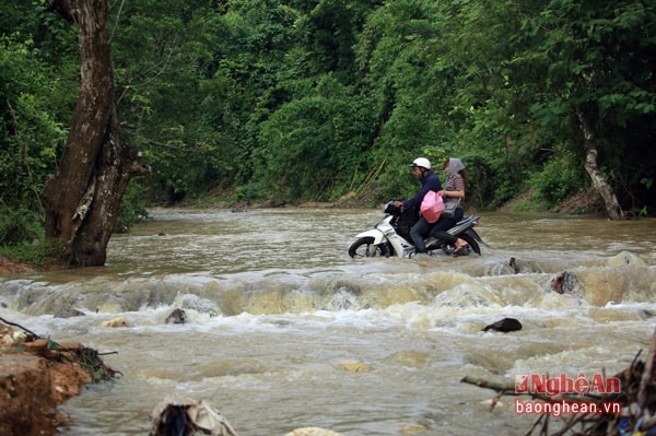 Những giáo viên cắm bản vượt dòng Nậm Nơn, huyện Kỳ Sơn. Ảnh tư liệu.