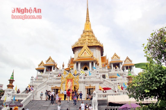 Chùa Vàng (trong chùa có tượng Phật bằng vàng) ở Trung tâm Bangkok là một trong những điểm đến luôn hút khách du lịch.