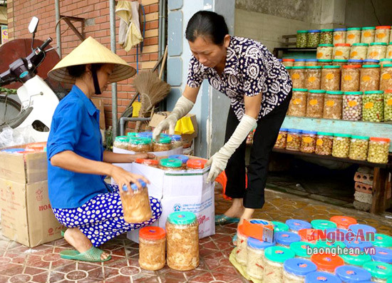 Cơ sở sản xuất chế biến nhút của gia đình đảng viên Nguyễn Hữu Hùng góp phần giản quyết việc làm cho nhiều lao động trên địa bàn