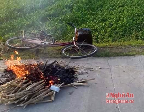 đốt lửa đuổi ong