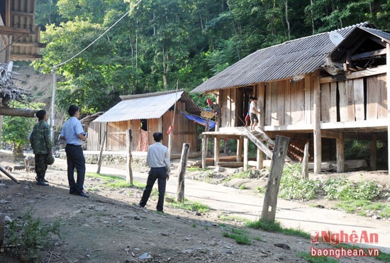 Hay tin ở cuối bản có nhóm học sinh nghỉ học đang ngồi chơi, đoàn vận động tìm đến thì các em tản đi nhiều hướng, một số em đóng chặt cửa trốn trong nhà, các thầy phải đứng gọi tên từng em...