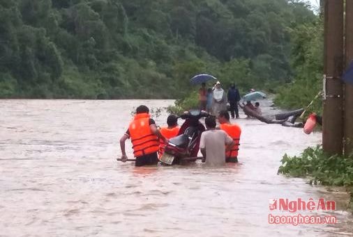 Tuyến đường từ trung tâm thị trấn mường xén vào 2 xã Mường Típ và Mường Ải, nằm sát dòng sông Nậm Mộ, mư nước dân cao thường gây ngập và chia cắt tuyến đường này. (Ảnh chụp ngày 19/ 8)