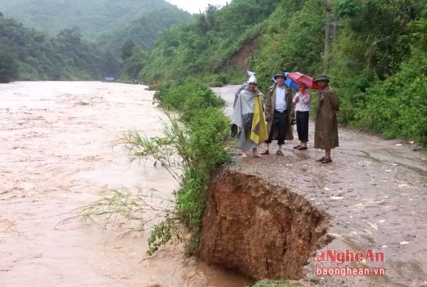 Nước lũ cúng làm tuyến đường bị sạt lở, thành vực sâu, gây nguy hiểm cho ngường và phương tiên lưu thông, đặc biệt xe ô tô trên 5 tấn không thể lưu thông qua tuyến đường này.