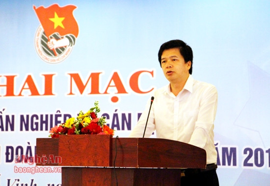 Đồng chí Nguyễn Đình Hùng- Ủy viên BCH Đảng bộ tỉnh, Bí  thư Tỉnh đoàn dâng hoa lên Anh linh Chủ tịch Hồ Chí Minh.