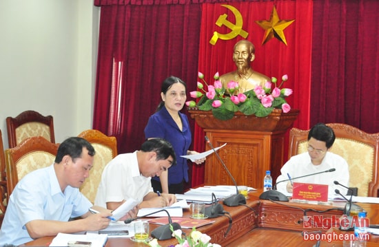 Đồng chí Cao Thị Hiền - Ủy viên Ban Thường vụ Tỉnh ủy, Phó Chủ tịch HĐND tỉnh chủ trì hội nghị