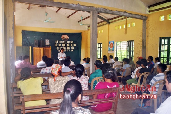 Lớp mây tre đan vừa khai giảng ở Yên Na – Tương Dương có 35 học viên và sẽ kéo dài trong vòng 2 tháng