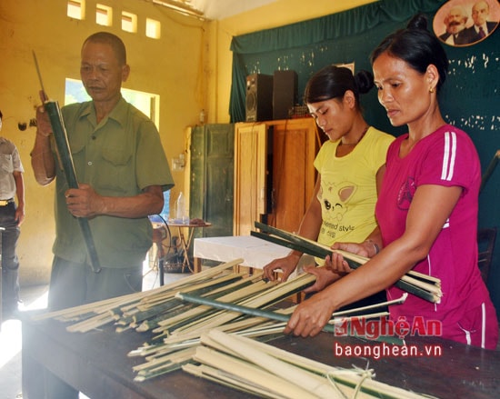 Lớp học chủ yếu hướng dẫn bà con thực hành sản phẩm, không nặng về lý thuyết.