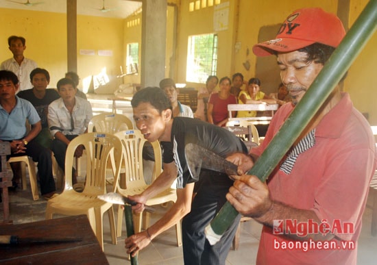 Đây là lần đầu tiên người Khơ mú ở Yên Na được học đan lát. Trước đây bà con chủ yếu nhìn nhau mà làm theo kinh nghiệm truyền thống