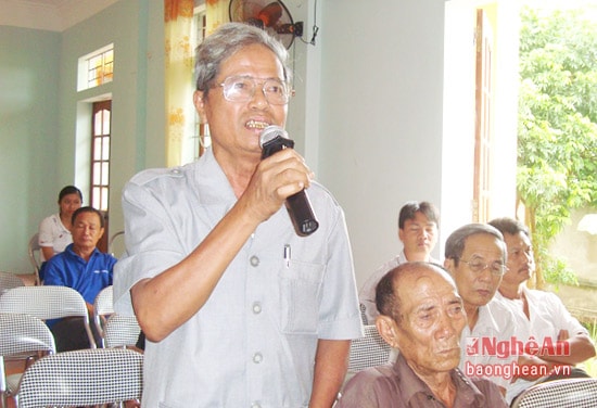 Cử tri phường Long Sơn (thị xã Thái Hòa) nêu kiến nghị tại buổi tiếp xúc đại biểu HĐND tỉnh sau kì họp thứ 2.