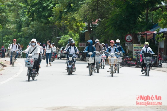 1 Tan trường, các em học sinh tụm năm tụm ba, dàn hàng ngang sang lấn gần hết làn đường bên trái gây mất an toàn và cản trở giao thông.