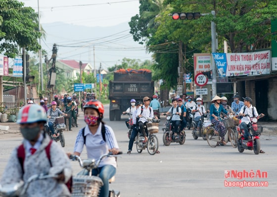 Không chấp hành đèn tín hiệu giao thông, láo nháo theo nhau vượt đèn đỏ bất kể lượng xe lưu thông trên đường ngang rất đông