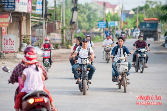 Quy định bắt buộc phải đội mũ bảo hiểm đối với người ngồi và người điều khiển xe điện, xe máy điện cũng được các em học sinh bỏ qua.