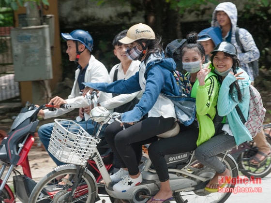 4 Không đội mũ bảo hiểm, phóng nhanh vượt ẩu, chở quá số người quy định 