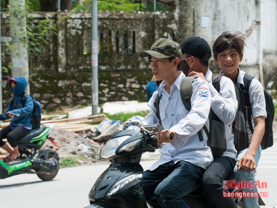 6 Đi xe gắn máy có dung tích trên 50cc, không đội mũ bảo hiểm, chở quá số người quy định nhưng các em học sinh ngang nhiên đi trên đường.