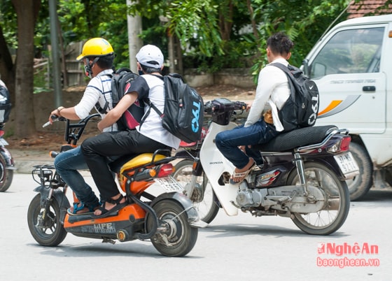 Thậm chí có em còn ngồi không đúng tư thế, điều khiển xe gắn máy bằng 1 tay và đùa nghịch trên đường  
