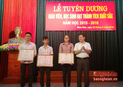 Ông Thái Thanh Quý - Ủy viên dự khuyết BCH Trung ương Đảng, Bí thư huyện ủy Nam Đàn trao thưởng cho các em học sinh đạt điểm cao trong kỳ thi THPT Quốc gia. 
