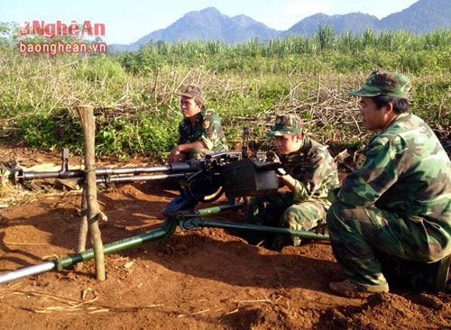 Những loại súng có hỏa lực mạnh như đại liên được sử dụng trong buổi diễn tập.