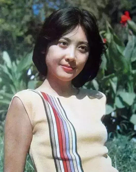 Chu Lâm sinh ngày 20/12/1952, là nữ diễn viên gạo cội của Trung Quốc. Bà tốt nghiệp Học viện Điện ảnh Bắc Kinh. Ngoài diễn xuất, bà còn tham gia ca hát, đóng kịch. Dù gặt hái được nhiều thành công trong hoạt động nghệ thuật, nữ diễn viên luôn khiêm tốn, kín tiếng. Bà thích một cuộc sống không ồn ào.