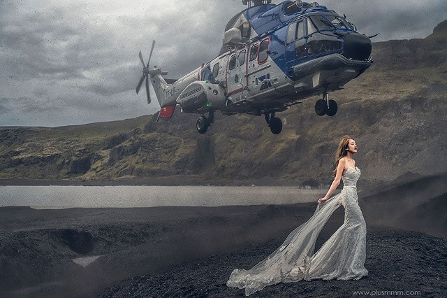 Bức ảnh cưới đang được cả thế giới quan tâm vì có sự xuất hiện của chiếc trực thăng phía sau (Ảnh: Plusmmm)
