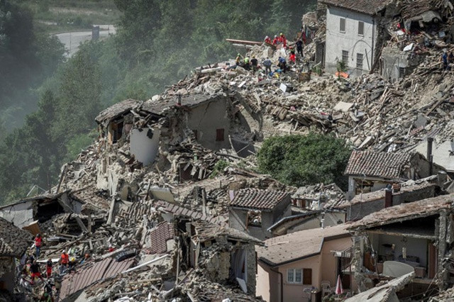Các nhân viên cứu hộ làm việc sau trận địa chấn xảy ra ở Pescara del Tronto, miền trung Italy vào sáng sớm ngày 24/8. Ảnh: Reuters.