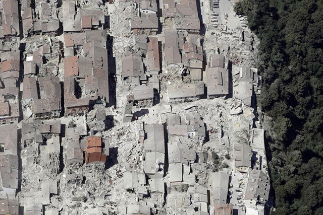 Một du khách mô tả Amatrice khi có động đất như địa ngục. “Mọi người kêu cứu. Các nhân viên cứu hộ đến sau một tiếng”. Ảnh: AP.