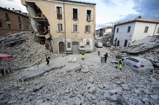 Cạnh bên của một tòa nhà bị đổ sập ở thị trấn Amatrice. Ảnh: AP./.