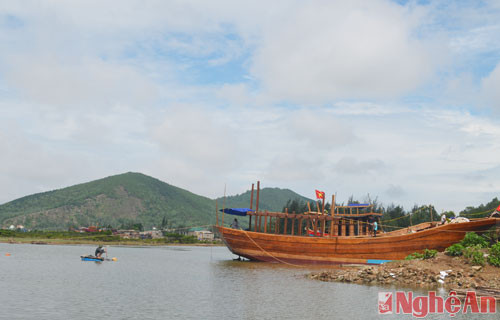 Làng Trung Kiên có tên cổ là Hoàng Lao, nằm ở cửa sông Cấm.
