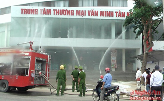 Lực lượng phòng cảnh sát PCCC số 5 tổ chức diễn tập PCCC tại Thị trấn Tân Kỳ. 