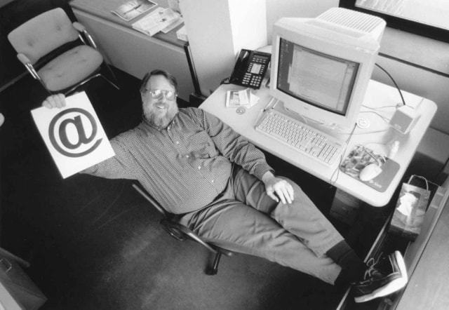 Ray Tomlinson cùng biểu tượng @. (Ảnh: guinnessworldrecords)