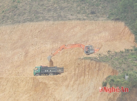 Khai thác đất tại Khai Sơn, Anh Sơn, ảnh tư liệu, Văn Trường