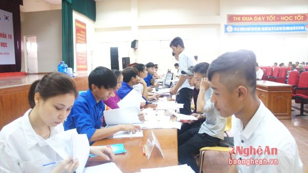 Thí sinh nộp hồ sơ đăng ký vào trường Cao đẳng nghề KTCN Việt Nam - Hàn Quốc.
