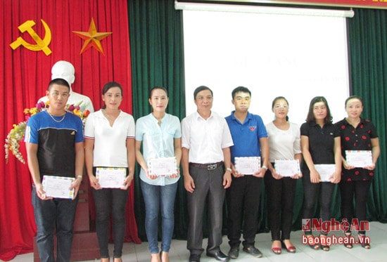 Ban tổ chức Huyện uỷ trao giấy chứng nhận cho các học viên đạt xuất sắc.