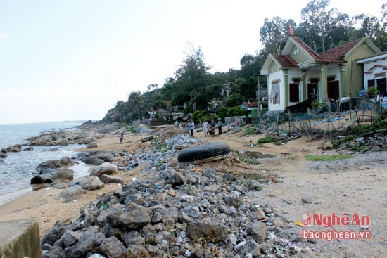 Người dân sống ven biển nơi có đoạn kè bỏ dở chưa hoàn thành lo lắng trước tình trạng xâm thực