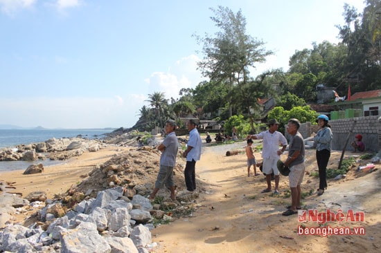 Người dân sống ven biển nơi có đoạn kè bỏ dở chưa hoàn thành lo lắng trước tình trạng xâm thực.UBND phường Quỳnh Phương phải đổ tạm đất, đá để làm đường đi và chắn sóng