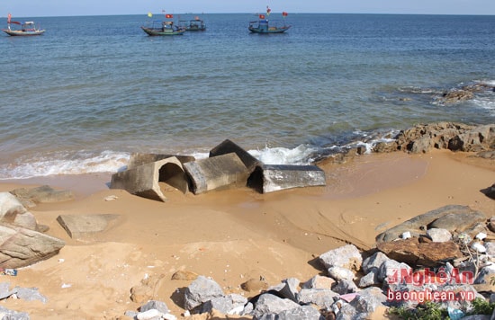 Những miệng cống vứt ngổn ngang trên bãi cát