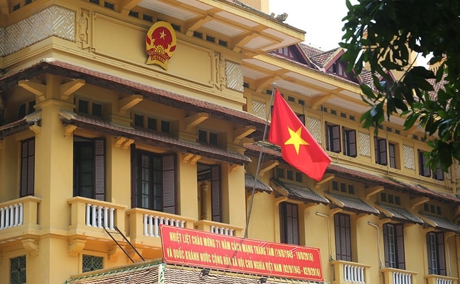 Ngoài ra, hệ thống mái còn có mái che ban công, hàng mái dài giữa các tầng chạy ngang cả tòa nhà, mái trên tháp, mái ống khói, các mái tam giác trên nóc nhà...