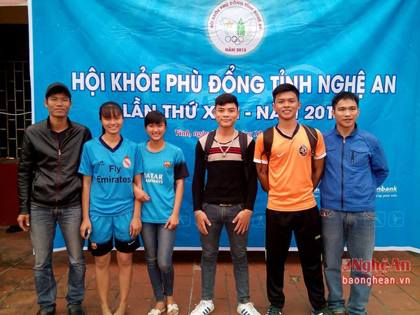 Ngọc Mai (mặc bộ áo số xanh) chụp ảnh cùng bạn bè trong Hội khỏe Phù Đổng toàn quốc 2016.