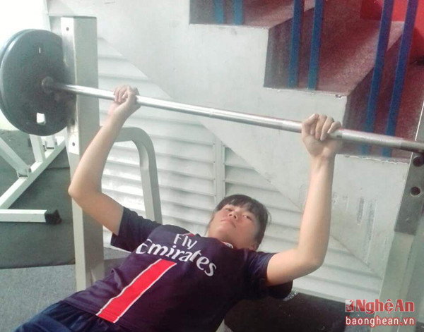 Hình ảnh của Ngọc Mai đang rèn luyện sức khỏe tại Câu lạc bộ Futsal Thái Sơn Nam Thành phố Hồ Chí Minh.