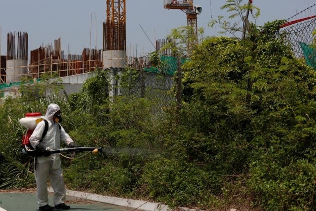 Ngay sau khi có người bị nghi ngờ nhiễm virus Zika, Hong Kong đã tăng cường diệt vệ sinh muỗi ở các khu dân cư. Ảnh: Internet.